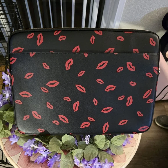 💕Kate Spade New York, Lip Toss Printed Laptop Sleeve 15" Black - Picture 2 of 2